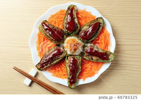 目で見て楽しむピーマンの肉詰め 60783325