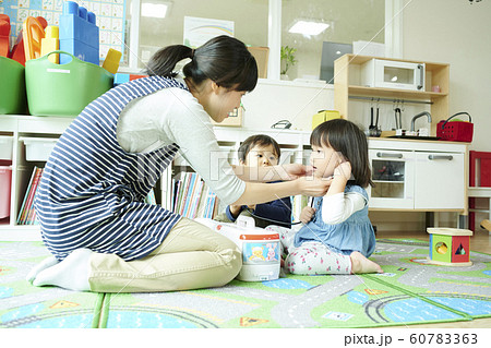 保育園　子供　遊ぶ 60783363