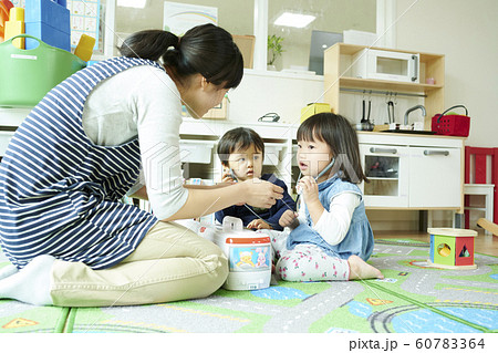 保育園　子供　遊ぶ 60783364