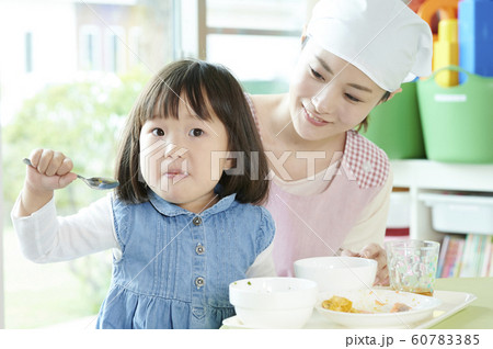 保育園 給食 子供 保育園 給食 子供 60783385
