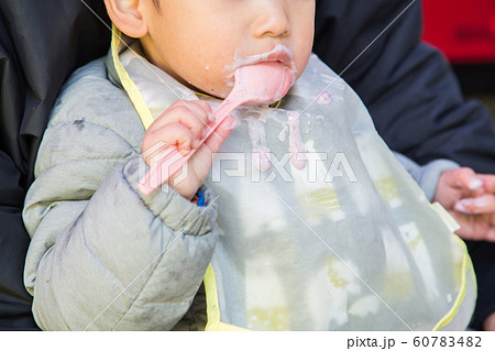キャンプの朝食 ヨーグルトを食べる子供 キャンプの朝食 ヨーグルトを食べる子供 60783482