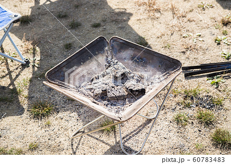 焚き火 燃えカス 炭 焚き火 燃えカス 炭 60783483