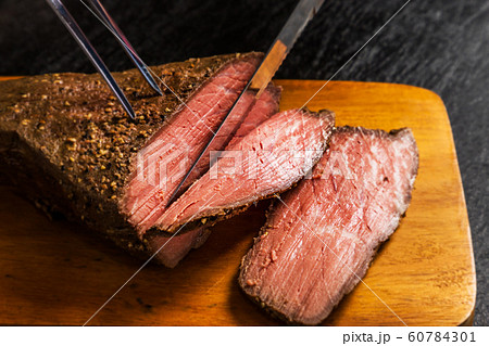 高級ローストビーフ　Freshly made roast beef 60784301