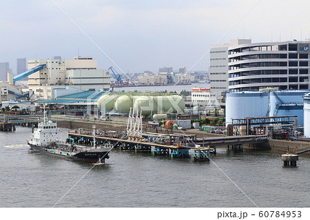 横浜港の貨物船桟橋の写真素材