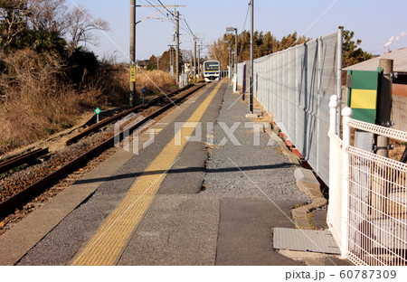 成田線下総橘駅に入線する下り電車(1) 成田線下総橘駅に入線する下り電車(1) 60787309