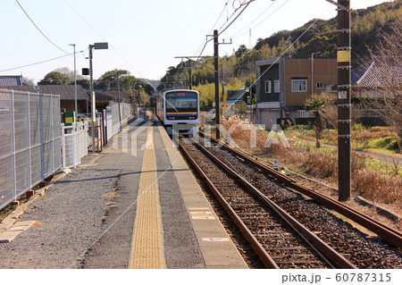 成田線下総橘駅を発車した下り電車(2) 成田線下総橘駅を発車した下り電車(2) 60787315