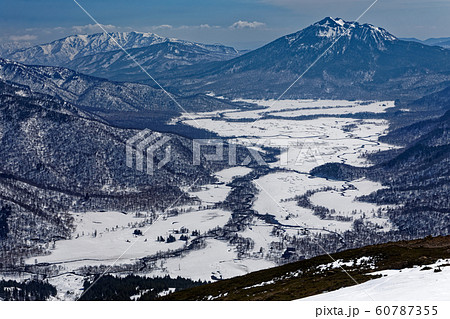 至仏山山頂から見る残雪の尾瀬ヶ原と燧ヶ岳 60787355