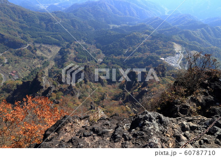 [定額] 妙義山 東岳 山頂から撮影した秋の風景 60787710