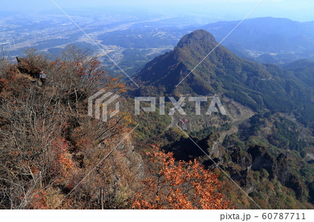 [定額] 妙義山 東岳 山頂から撮影した秋の風景 60787711