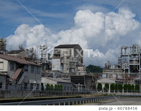 先端素材の巨大プラント　化学工場　 60788456