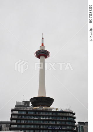 京都のシンボル、ローソクがモデルの京都タワー 60788809