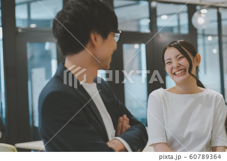 働く仲間 笑顔 働く仲間 笑顔 60789364