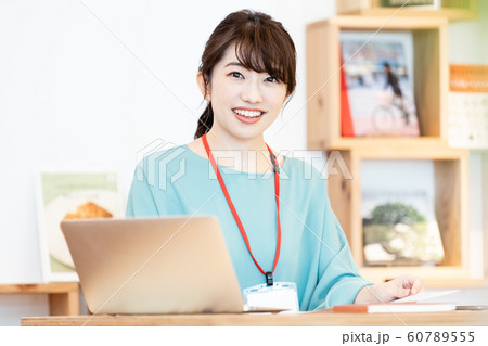 ビジネス カジュアル コワーキング 若い女性 ビジネス カジュアル コワーキング 若い女性 60789555