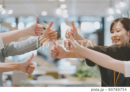 サムズアップ　6人 60789754