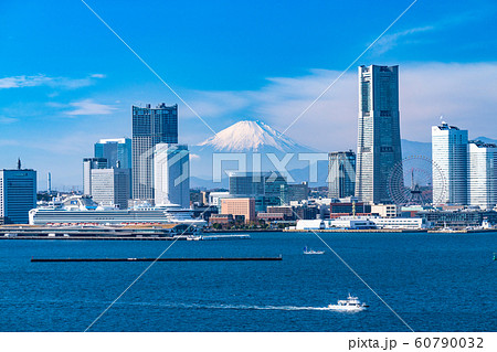 神奈川県 横浜みなとみらいと富士山の風景の写真素材