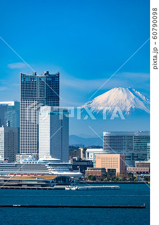 神奈川県 横浜みなとみらいと富士山の風景の写真素材