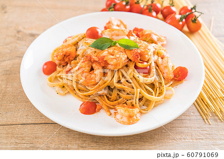 spaghetti with shrimps, tomatoes, basil and cheese 60791069