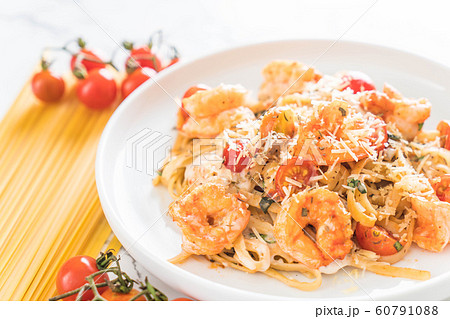 spaghetti with shrimps, tomatoes, basil and cheese 60791088