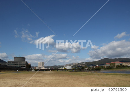 武庫川の河川敷公園から見た宝塚市役所から長尾山までの遠景 武庫川の河川敷公園から見た宝塚市役所から長尾山までの遠景 60791500