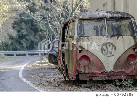 ワーゲンバスの廃車の写真素材