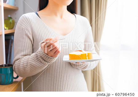 スイーツを食べる女性 ロールケーキ スイーツを食べる女性 ロールケーキ 60796450