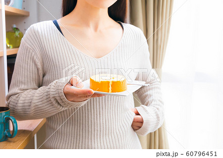 お腹周りを気にする女性 スイーツ ロールケーキ お腹周りを気にする女性 スイーツ ロールケーキ 60796451