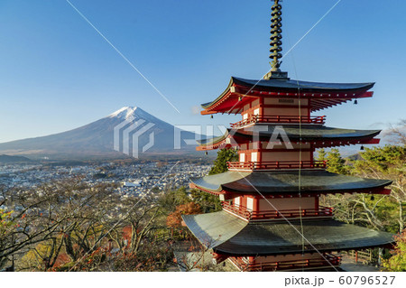 五重塔の背後に見える富士山。山梨県／富士吉田市／日本 60796527