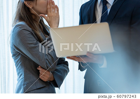 ビジネスシーン 内緒話 ここだけの話 ビジネスシーン 内緒話 ここだけの話 60797243