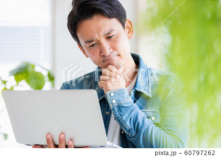 男性　カジュアルビジネス　ノートパソコン 60797262