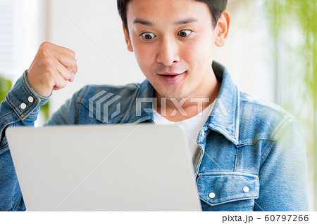 男性 ノートパソコン ガッツポーズ 男性 ノートパソコン ガッツポーズ 60797266
