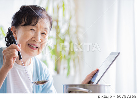シニア　女性　料理　レシピサイト 60797268