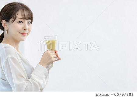 若い女性　ヘルシー　スムージー 60797283