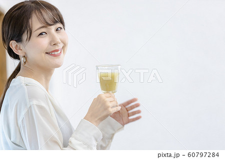 若い女性　ヘルシー　スムージー 60797284