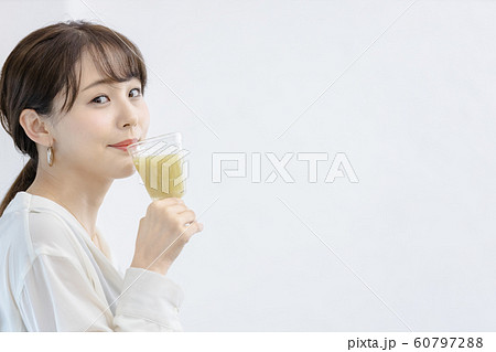 若い女性 ヘルシー スムージー 若い女性 ヘルシー スムージー 60797288