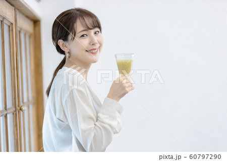 若い女性　ヘルシー　スムージー 60797290
