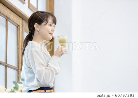 若い女性 ヘルシー スムージー 若い女性 ヘルシー スムージー 60797293