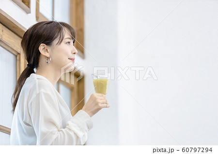 若い女性 ヘルシー スムージー 若い女性 ヘルシー スムージー 60797294