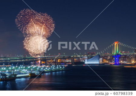 虹色にライトアップされたレインボーブリッジと冬花火 虹色にライトアップされたレインボーブリッジと冬花火 60798339
