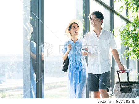 旅行　空港　カップル　海外旅行 60798549