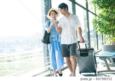 旅行　空港　カップル　海外旅行 60798552