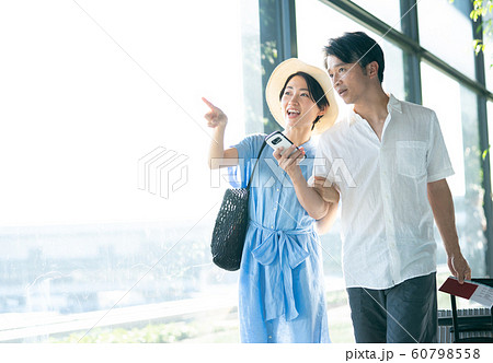 旅行　空港　カップル　海外旅行 60798558