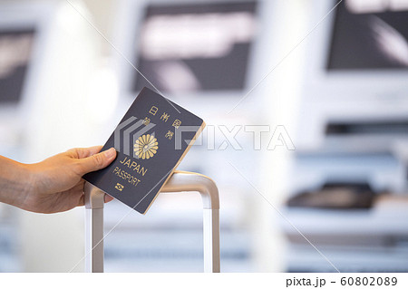 空港　チェックインカウンター　パスポート 60802089