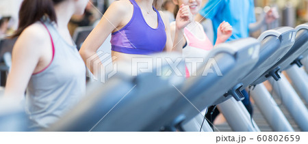 スポーツジムに通う女性 スポーツジムに通う女性 60802659