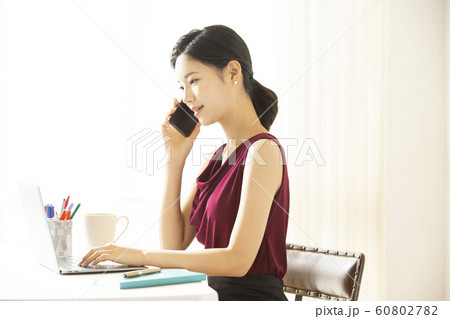 女性 ビジネス 通話の写真素材 [60802782] PIXTA