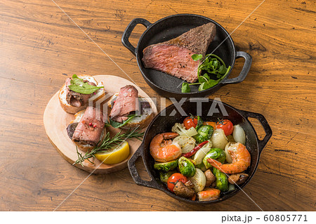 ローストビーフと小皿料理Roast beef and small dish 60805771