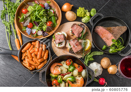 ローストビーフと小皿料理Roast beef and small dish 60805776