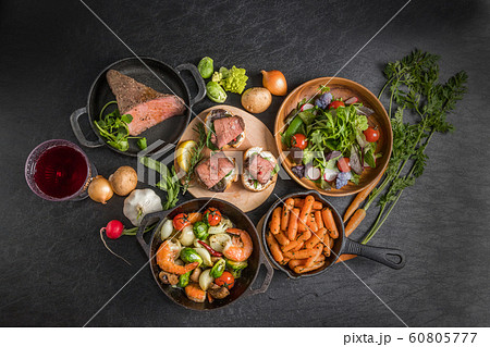 ローストビーフと小皿料理Roast beef and small dish 60805777