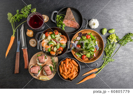 ローストビーフと小皿料理Roast beef and small dish 60805779