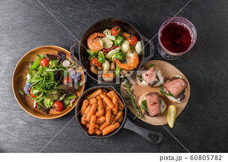 ローストビーフと小皿料理Roast beef and small dish ローストビーフと小皿料理Roast beef and small dish 60805782