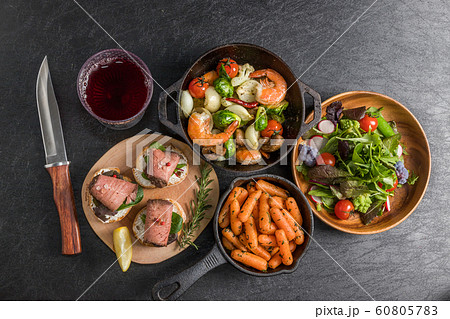 ローストビーフと小皿料理Roast beef and small dish ローストビーフと小皿料理Roast beef and small dish 60805783